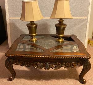 lot 47 image: coffee table with 2 lamps