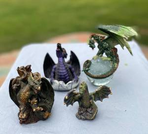 lot 124 image: 4 Collectable Dragons