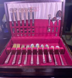 lot 138 image: 1847 Rogers Bro. Silverplate Silverware 45 pc wcase