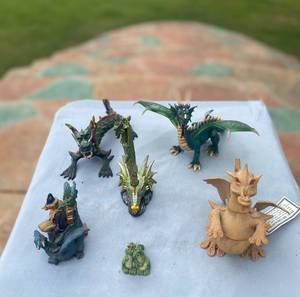 lot 132 image: 6 Dragon Pieces