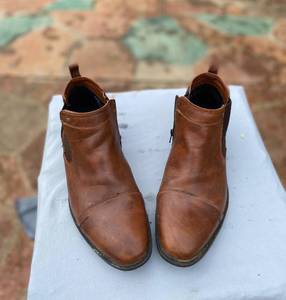 lot 208 image: Sonoma Mens shoes 9M