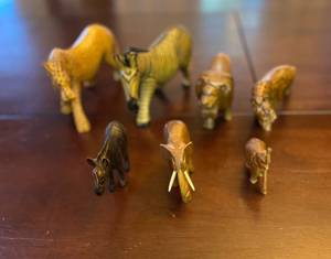 lot 218 image: Various Decorative Wood Carved Animals