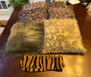 lot 234 image: Throw Pillows