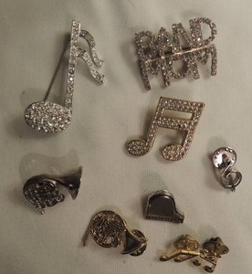 lot 349 image: Musical lapel pins, Rhinestone Band mom, music note 2 x 2, Piano, French horn x2 and 12note x 3