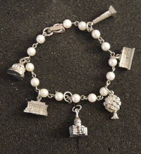 lot 369 image: Pearl charm bracelet 6 Washington monument, white house, tree, Lincoln memorial, capital, Jefferson memorial  6 charms
