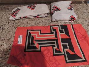 lot 158 image: Texas Tech pillow case and 1 fitted and flat sheet