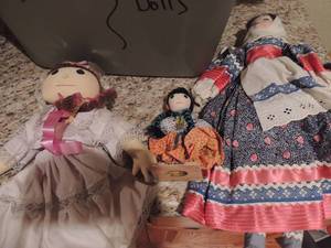 lot 148 image: 2 Artesonia dolls 98-5423