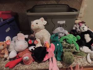 lot 149 image: Large lot of beanie babies, snakes, frogs, cows, horses and more