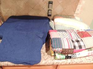 lot 151 image: Dark blue twinsize quilt with2 matching shams multi color quilt