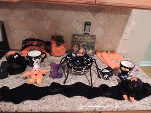 lot 194 image: Fall and Halloween dcor witches, cats and pumpkins