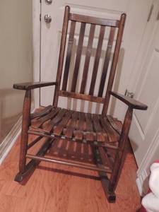 lot 8 image: Wooden Rocker great condition 41x26x26
