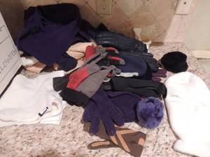 lot 213 image: Winter lot of mittens, gloves, hats, headbands