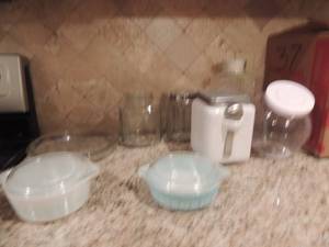 lot 67 image: Bue Pyrex COVERED Bowl, WHITE W BLUE DESIGN PYREX W LID,, Canisters , pie plates
