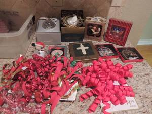 lot 207 image: Waterford ORNAMENT AND OTHER Assorted tree ornaments