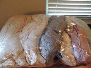 lot 181 image: Various hand made pillows and throws