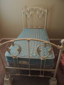 lot 3 image: Metal twin size day bed pink floral & heart design has twin size quilt