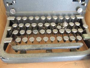 lot 225 image: Royal vintage typewriter