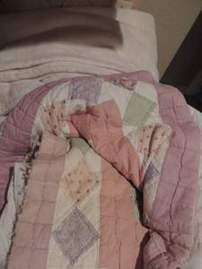 lot 154 image: Purple Flower full size blanket with bed skirt full size    twin size white fuzzy blanket