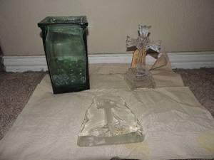 lot 101 image: Clear glass cross, 3 tier cross, green glass vase