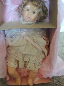 lot 24 image: Madame Alexander doll Victoria Brown hair and eyes 18