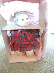 lot 23 image: Madame Alexander Doll  ALLISON 5500 blonde blue eye 18 tall