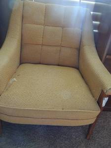lot 13 image: Solid wood yellow sew back chair 29x27x25