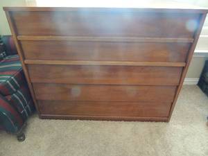lot 14 image: 5 drawer solid wood chest 33x41x18