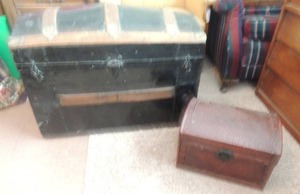 lot 9 image: Black and Gold vintage chest 22x28x16 and small brown chest no brand 10x13x10