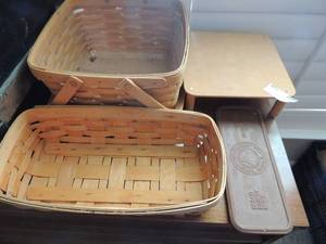 lot 139 image: 2 Longaberger baskets, bread warmig stone and small basket stand