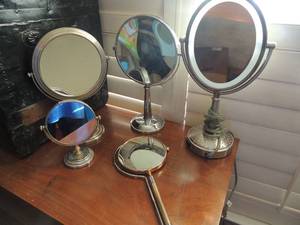 lot 93 image: Assorted makeup mirrors,  1 lighted