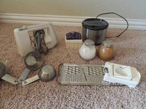lot 137 image: Mini crockpot, S&P shaker, spatula, smart blend mixer,  cheese grater and more