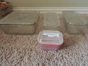 lot 136 image: 4 covered glass Refrigerator dishes,  3 are clear, 1 is pink