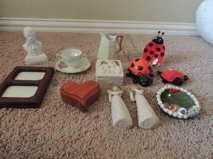 lot 33 image: Willow tree (SISTERS)  X 2, Lot- Lady bugs, teacup and saucer, pic frame, wooden heart, trinket box, et.