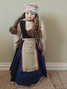 lot 25 image: Paper Mache Indian doll with native dress and braids21