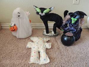 lot 26 image: Halloween lot- witches brew, cats, and more