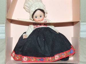 lot 84 image: Madame Alexander Doll- #784 Norway