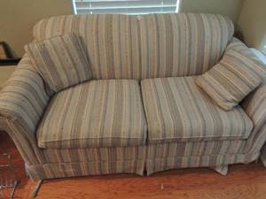 lot 241 image: Jamison Beauty Love Seat - Berber Tweed  with 4 throw pillows 30x63x35