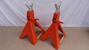 lot 27 image: Pair of 6 ton jack stands