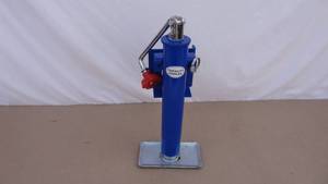 lot 33 image: Trailer jack - 2000 lb capacity