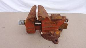 lot 52 image: Vintage Columbian 1045 4 bench vise