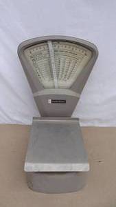 lot 78 image: Vintage Pitney-Bowes model S-104 postage scale