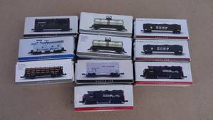lot 117 image: Lot of 10 N gauge train cars