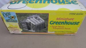 lot 185 image: One Stop Gardens miniature green house (21 12 x 16 34 x 17 38)