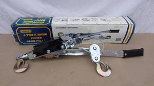 lot 17 image: Wisdom 4 ton, 2 hook power hand puller
