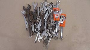 lot 264 image: Large lot of wrenches, approx. 47 total pieces