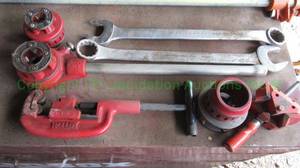 lot 383 image: Reed 2 pipe cutter, and Reed pipe threader drop heads and more as shown