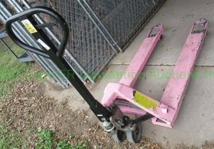 lot 347 image: CE pallet jack. Yes its pink