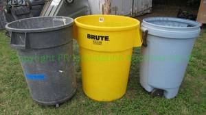 lot 283 image: Rubbermaid Brute plastic garbage cans, 3 count