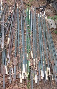 lot 268 image: Studded T post fence posts, 5ft lengths generous quantity