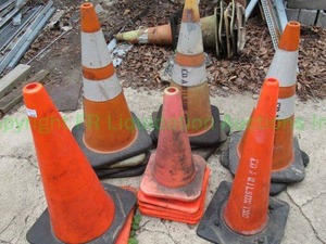 lot 252 image: Assorted safety marker cones